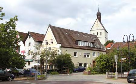 Hier hatte bis 1938 Julius Hecht sein Mode- und Textilwarengeschäft. Das Modehaus Klingenthal nutzte später den guten Standort, baute dort das heutige Textilhaus.