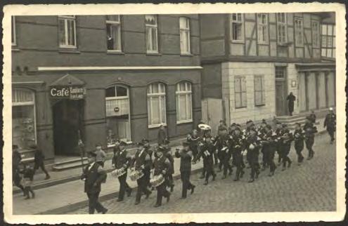 Zunächst marschierten die Trommler und Flöter ohne große Trommel (Pauke) durch die Straßen.