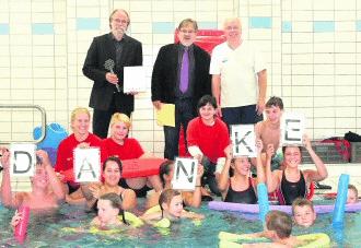 Oktober Wiedereröffnung des Lehrschwimmbeckens der Overbergschule am 22. Oktober durch den Bürgermeister der Stadt Fröndenberg, Herrn Rebbe.
