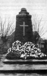 Kriegerehrenmal Am 14.10.1954 stellten die Einwohner der Gemeinde Garßen an den Gemeinderat den Antrag, das bisherige Ehrenmal für die Gefallenen und Vermißten beider Wltkriege zu erweitern.