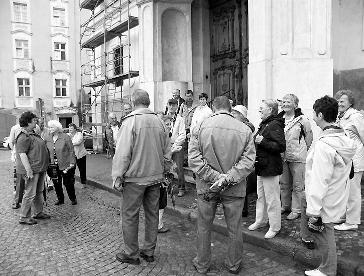 Seite 13 Unsere Reisegruppe bei der Stadtführung in Passau Eingang zur