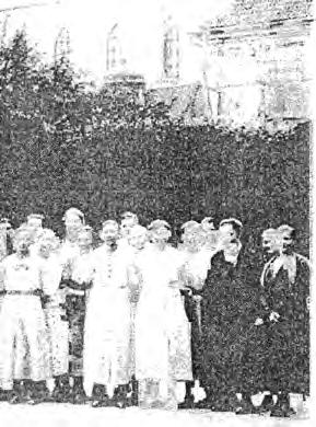 Erst die Mütter - dann die Kinder Danzig - Oliva, unsere Mütter vor der Kathedrale Aufnahmetag ist der l1.juli 1937,. e.>, ~ [(.~\., "'!"<, 1.