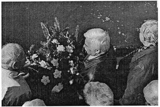 Auf "hoher See" hielten Herr Stobbe und der Vorsitzende des Stadtrates von Nowy Dwor Gdanski Ansprachen zum Gedenken der Toten und übergaben die Blumengebinde bei leichtem Wellengang der Ostsee.