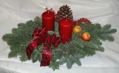 Beispiel: weihnachtliches Gesteck Als Grundlage wird Trocken-Steckmasse verwendet. Diese wird in einer länglichen Schale befestigt und dann die Kanten mit einem Messer abgerundet.