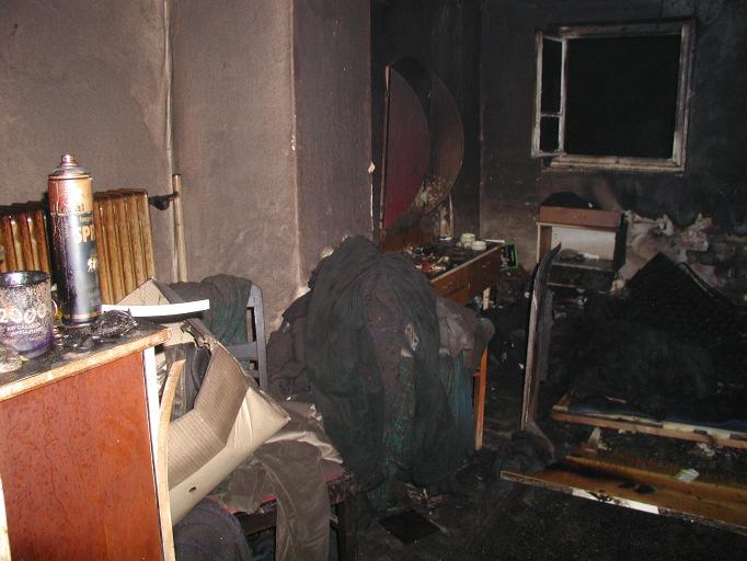1. Freitag, der 16. Januar 2004 gegen 10.47 Uhr Zimmerbrand in einem Gebäude auf der Becklemer Straße im Ortsteil Henrichenburg Starker Brandrauch trat aus zwei Fenster im I. Oberge schoss aus.