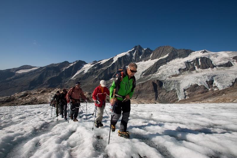 ERLEBNIS 3000 GIPFELTOUR MITTLERER BÄRENKOPF Der Mittlere Bärenkopf ist mit 3.356m Seehöhe ein ebenso imposanter wie leicht zu besteigender Gletschergipfel, direkt gegenüber dem Großglockner gelegen.