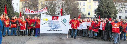Die Kolleginnen und Kollegen von Thyssen-Krupp Presta marschierten vor das Werktor und demonstrierten so bereits am 2. Februar in Schönebeck für die Tariforderungen der IG Metall.