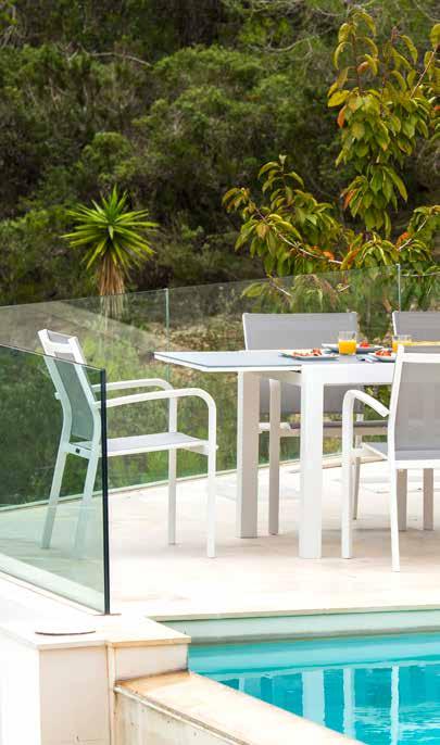 ALUMINIUM Weiß Aluminium Gartenmöbel sind leicht und handlich, so dass der spontane Standortwechsel kein Problem ist. Material und Verarbeitung machen die Möbel robust und wetterbeständig.