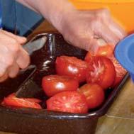 Das Fruchtfleisch in die Auflaufform geben und kleinschneiden. Mit Salz, Paprika, getrockneter Pfefferminze und Tomatenmark vermengen.