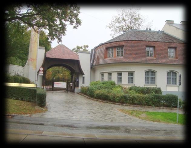 1988, eröffnete ein paar hundert Meter nördlich des Hallenbades Döbling, auf den ehemaligen Rothschildgründen, ein neues Sommerbad. Der Garten der Familie Rothschild wurde zweigeteilt.
