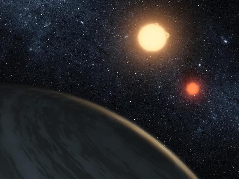 Kepler 16b ist der erste Exoplanet, der zwei Sterne (ein