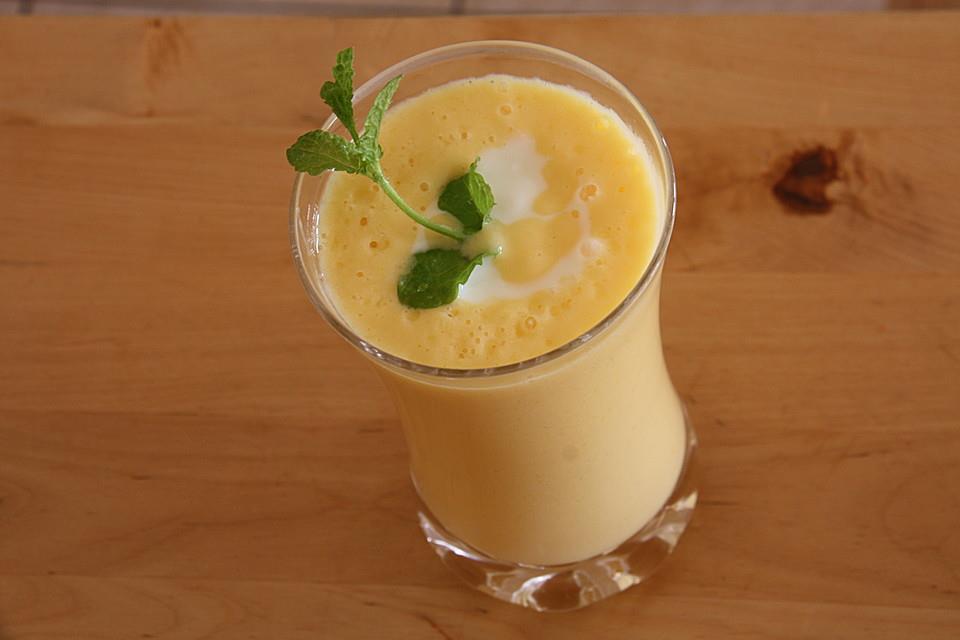 Erfrischende Sommergetränke Mango-Lassi 300 ml Naturjoghurt 100 ml GingerVerde Etwas Rohrohzucker Saft 1 frischen Zitrone 1.