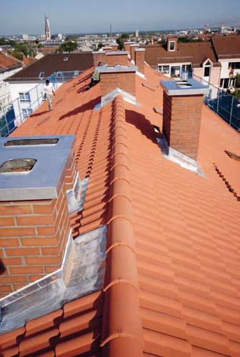 Dachprodukte Ursa Trennung mit Vorteilen Dachstein-Beschichtung Sauber bleiben Die Titandioxid-beschichteten Clima- Life-Dachsteine, die Schadstoffe aus der Luft in ungefährliches Nitrat umwandeln,
