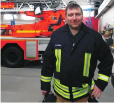 Seit 1988 war Uli in der Jugendfeuerwehr in Neustadt/ Holstein. Von 1996 bis 2001 war er dort in der aktiven Feuerwehr und ist seit dem 14.10.2014 in der Freiwilligen Feuerwehr Laboe.