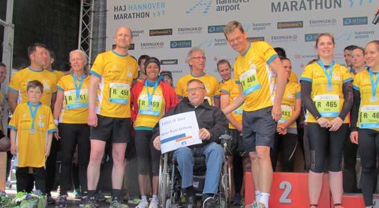 HAJ Marathon Hannover 2016 Heiner-Rust-Stiftung mit zwölf Staffeln am Start Bild oben rechts: Das fröhliche Team der Hannoverschen Volksbank Abgekämpft und glücklich über die eigene Leistung waren