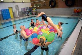Funktionelle gymnastische Übungen zu übertragen für den Aufenthalt im Wasser ist nicht schwer und methodische Inhalte zum Erlernen von Schwimmtechniken sind häufi g beschrieben - so auch im Lehrbrief