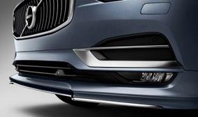 sportlich-eleganten Auftritt des Volvo S90. Es besteht aus Frontspoiler, Schwellerleisten, Endrohren in vierflutiger Optik und Heckspoiler.