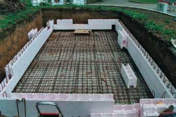 Materialdichte P40, Bogenstein P25. Das perfekte Stecksystem ermöglicht den Bau eines Schwimmbeckens bis zu einer Tiefe von 1,50 m (5 Reihen).