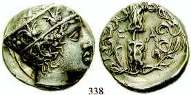 16,88 g. Kopf der Athena r. mit attischem Helm / Eule r., dahinter Ölzweig und Mondsichel. SNG Wint.