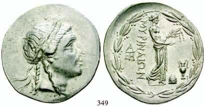 16,30 g. Kopf des Apollo r. / Stehender Apollo hält Lorbeerzweig und Schale, davor Omphalos und Amphora, Monogramm, alles im Lorbeerkranz. SNG Aul.