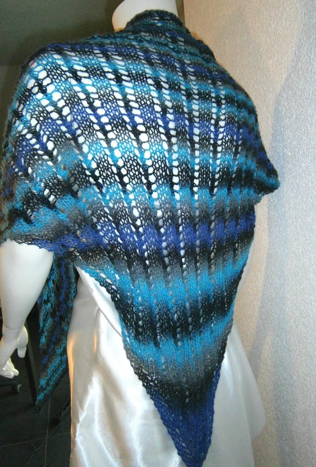 DEKADENZ Fashion Open-Water"-Dreieckstuch Ich habe dieses Tuch aus dem Garn Magic Degrade von Jawoll gestrickt, einem Garn, das zu 75% aus Schurwolle und zu 25% aus Polyamid besteht.
