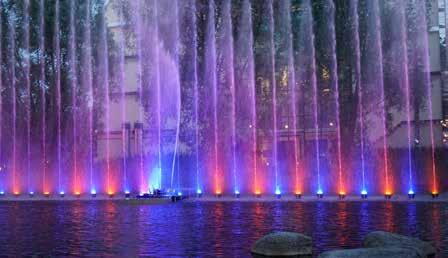 Die Aquanario-Wassershow direkt am Marlene-Dietrich-Platz bietet noch bis Oktober ein