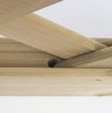 Aufgrund der Struktur schwindet das Holz während des Trocknens um bis zu 8 % in der Stärke und Breite - in Längsrichtung kaum (0,3 %).