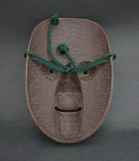 Das ist die Form, wie Kenner in Japan eine Nō-Maske als Wandschmuck aufhängen.