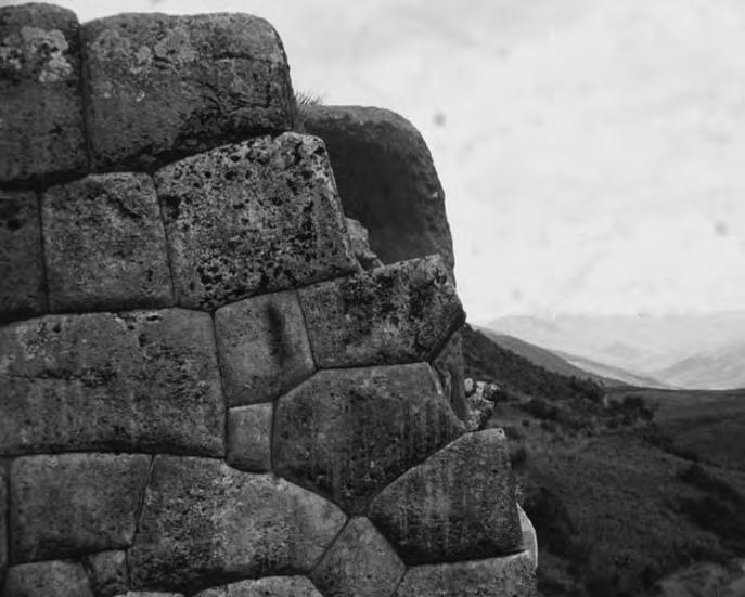 Es heißt immer, die Steine wurden so genau behauen und aufgeschichtet, dass keine Messerklinge mehr in die Trennfuge passt. Als Beispiel seien die Ruinen von Sacsayhuaman genannt (siehe Bild 1).