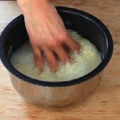 Den Deckel auflegen, das Wasser zum Kochen bringen und den Reis auf kleinster Stufe 12 Minuten köcheln lassen.