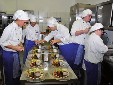 Blickpunkt diakonie einblick 3 3. Ausbildungslehrjahr kocht für die eigene Familie Im Februar fand wieder das traditionelle Kochen für die Familien der Beikoch- Azubis aus dem dritten Lehrjahr statt.