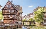 Die malerische Freiburger Altstadt und die ebenso beliebten und berühmten Bächle sind in jedem Fall einen Besuch wert.