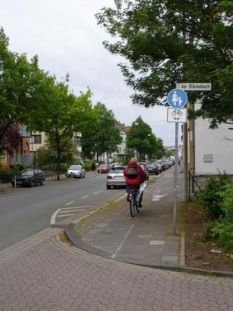 Viele Fußwege haben inzwischen das weiße Zusatzschild "Radfahrer frei". Diese Wege darf der Radfahrer benutzen - muss er aber nicht.