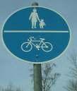 Manche Querstraßen an Radwegen haben an dem Schild "Vorfahrt achten" ein Zusatzschild mit Fahrradsymbol und zwei entgegengesetzten Pfeilen.