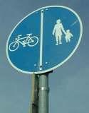 Das Zusatzschild mit Fahrradsymbol und zwei entgegengesetzten Pfeilen sagt keinesfalls aus, dass der Radweg in beide Richtungen befahren werden darf!