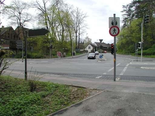 Dann gewährt die Fahrradampel längere Grünzeiten gegenüber dem Fußgängerüberweg und der Radfahrer muss nicht mit Gegenverkehr