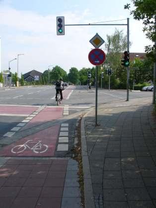 2006, Dietmar Nitsche, ADFC-Hildesheim Radfahrer müssen grundsätzlich über den Zebrastreifen schieben.
