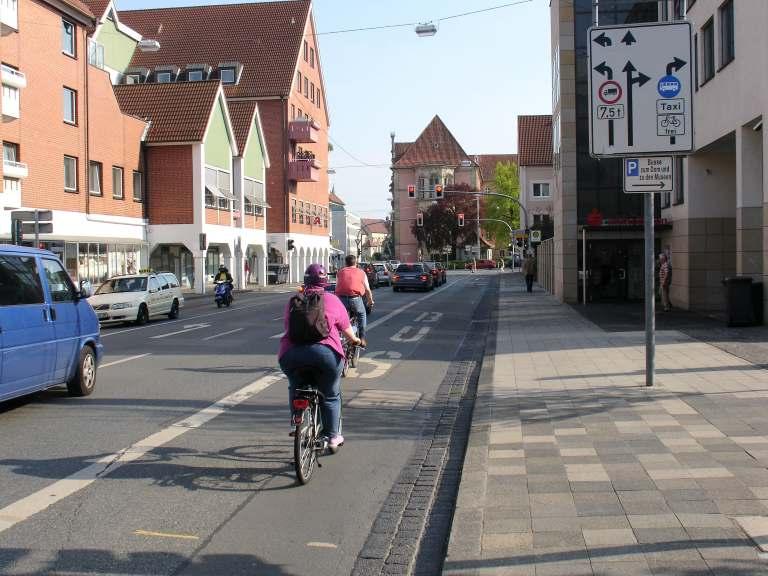 Busspuren dürfen nur von Radfahrern befahren werden, wenn das wie hier, durch das Zusatzschild Radfahrer frei beschildert ist.