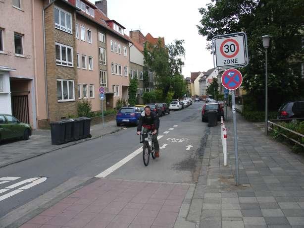 Dieses Zusatzschild zeigt deutlich das Radfahrer in Gegenrichtung zugelassen sind.