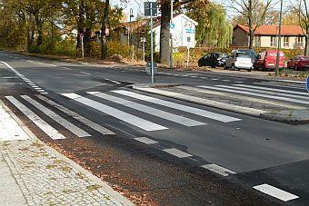hervorgehoben. Foto: Burkhard Horn, Geismer Landstraße https://nationalerradverkehrsplan.de/de/.../dasgoettinger-doppel-zebra 3.