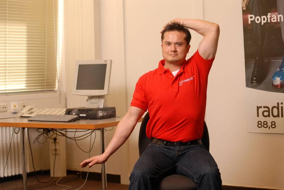 Nackendehnung (Dehnung und Lockerung der Muskulatur) Setzen Sie sich auf Ihren Bürostuhl.