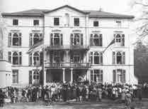 Vorgeschichte 1946 Nach einigen provisorischen Unterbringungen findet die Münze im April 1944 eine neue Bleibe im ehemaligen Hotel Styrum auf der östlichen Kanalinsel an der Tiergartenstraße.