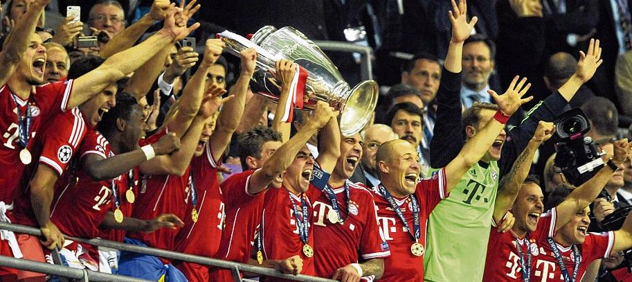 SONNTAG, 26. MAI 2013 SEITE 7 Sport DAS FINALE Robben bleibt ruhig und trifft LONDON Die Spieler des FCBayernlagensichinden Armen, die Dortmunder am Boden.