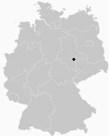 Sie liegt an den Ufern der Saale und verfügt über eine günstige Verkehrsanbindung: Flughafen Leipzig-Halle, Autobahnkreuz A9/A4, IC-und ICE- Anbindung, Saalehafen Trotha.