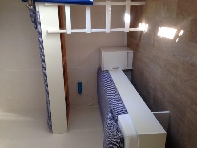 Hochbett und ein Schlafzimmer mit zwei Einzelbetten und ein Hochbett.