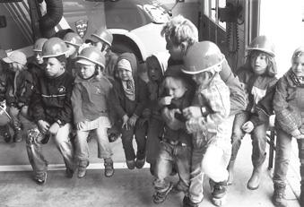 Die meisten Kinder waren total begeistert und interessiert, manche hatten jedoch Angst vor diesen Männern in Uniform.