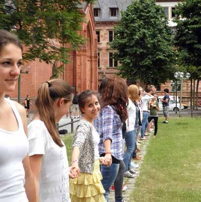 Denkmalschutz erleben Lernen Denkmalschutz lernen denkmal aktiv in Wiesbaden denkmal aktiv Mit einer Menschenkette bildeten Schülerinnen und Schüler am 31.