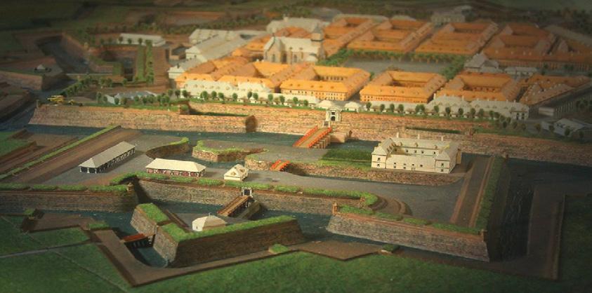 Ein französischer Bau-Meister hat die Festung entworfen. Er hieß Sébastien Vauban. Das spricht man so aus: Wo-bah. Überschwemmung Um die Mauern waren Gräben.