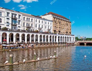 Moin, Moin! Moin, Moin, und willkommen in Hamburg! Ja, in Hamburg sagt man auch am Nachmittag Moin, nicht nur morgens, den ganzen Tag. Hier, das ist der Jungfernstieg.