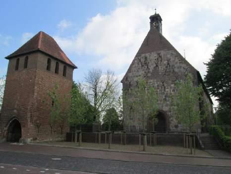 Kirchenkreis Friesland-Wilhelmshaven St. Cosmas und St. Damian Die auf einer Bodenerhebung, inmitten des Friedhofes stehende Granitquaderkirche, wurde vermutlich schon Mitte des 12. Jahrhunderts bzw.
